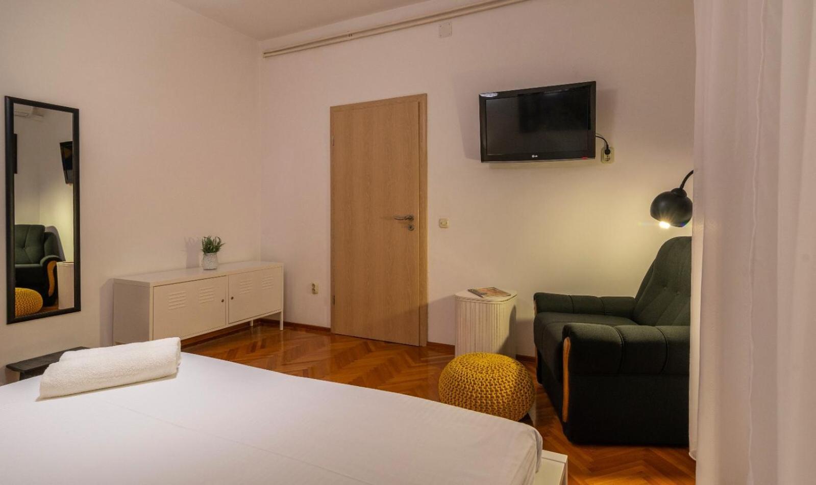 Apartman Karmen โตรกีร์ ภายนอก รูปภาพ